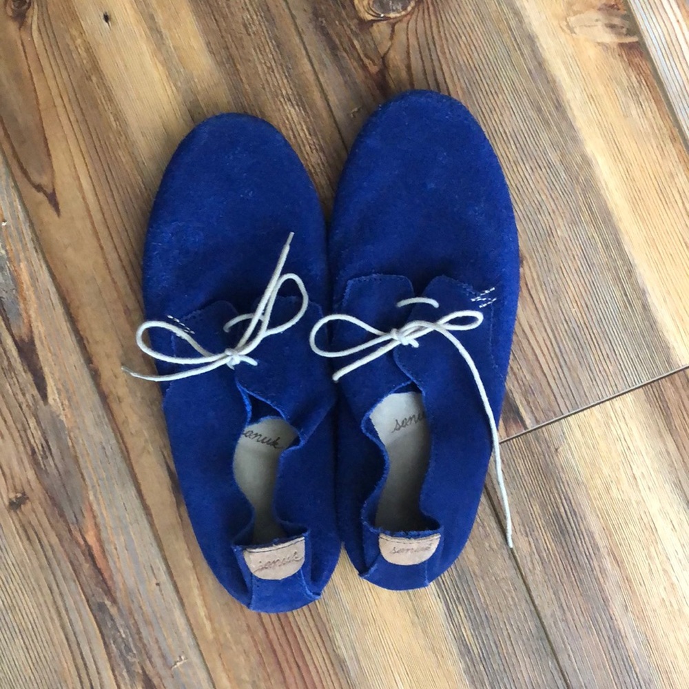 Sanuk tie shoes for women. Size 9.   Royal blue